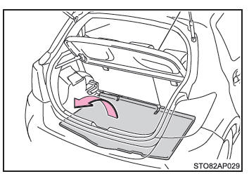 Estrazione del kit di emergenza per la riparazione dei pneumatici in caso di foratura