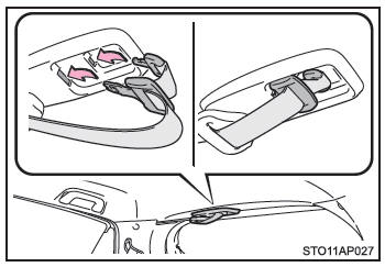 Slacciare e riporre la cintura di sicurezza del sedile centrale posteriore
