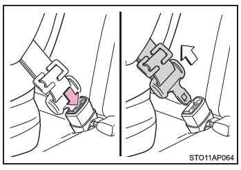 Rimozione di un seggiolino per bambini installato con una cintura di sicurezza